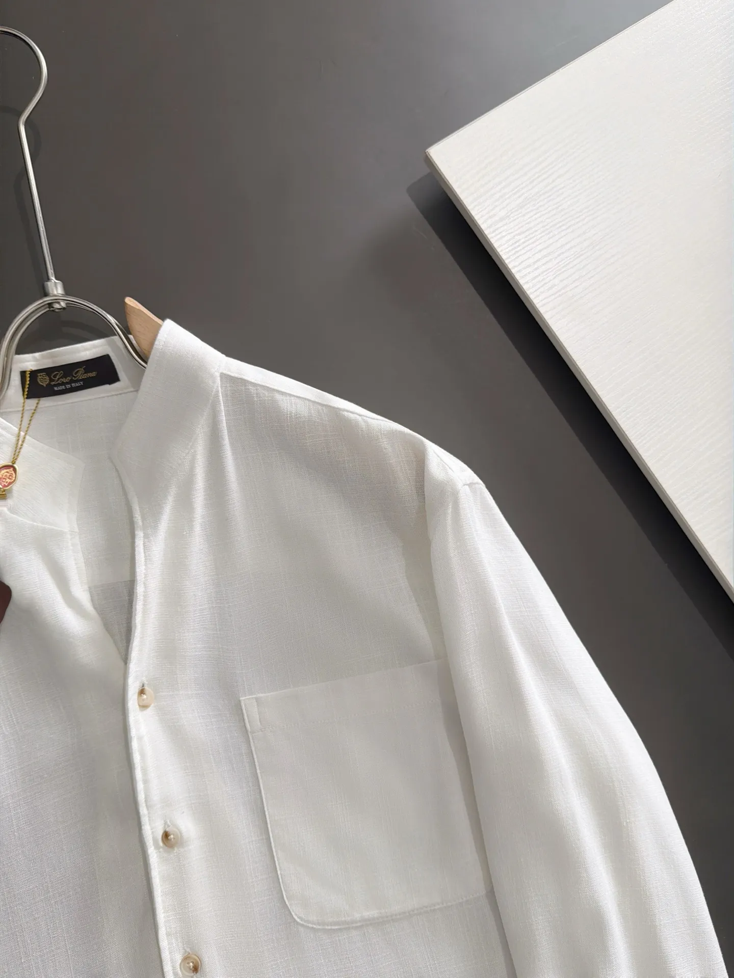 Next day shipment LP high quality Loro Piana 26ss autumn and winter New Arrival linen shirt set Made of one-on-one combed cotton yarn knitted linen fabrics, no pressure in and out of the counter Exclusive control of raw materials It feels substantial when weighed, and the upper body is more textured than ordinary T-shirts. This texture can cope with the weather easily and is suitable for both hot and cold! Loose fit design, looks noble. The only correct version is available Size: M to XXXL